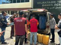 Timbun 600 Liter Solar Subsidi, 2 Warga Banda Aceh Diserahkan ke Jaksa