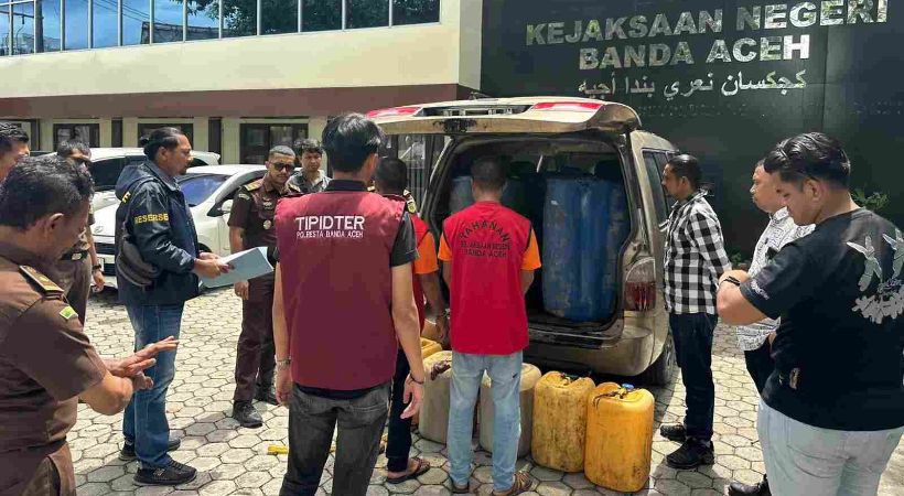 Timbun 600 Liter Solar Subsidi, 2 Warga Banda Aceh Diserahkan ke Jaksa
